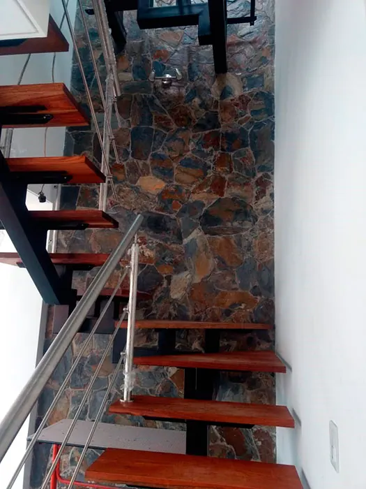 Remodelación de casa en Cajicá: escalera en piedra y madera